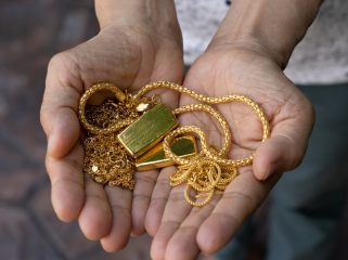 Ilustrasi perhiasan emas. 