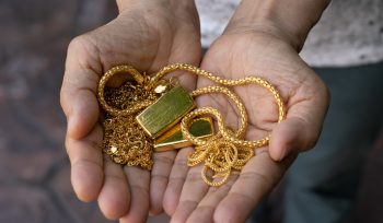 Ilustrasi perhiasan emas. 