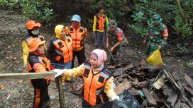 Situasi pembersihan di kawasan wisata Pantai Mangrove Berbas Pantai, Kecamatan Bontang Selatan. (Mirah Hayati/Jurnalpijar)