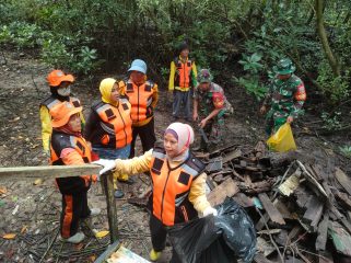 Situasi pembersihan di kawasan wisata Pantai Mangrove Berbas Pantai, Kecamatan Bontang Selatan. (Mirah Hayati/Jurnalpijar)
