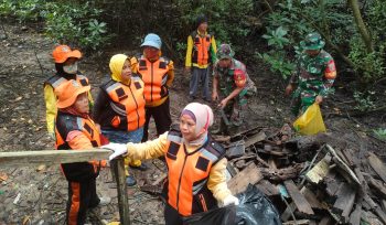 Situasi pembersihan di kawasan wisata Pantai Mangrove Berbas Pantai, Kecamatan Bontang Selatan. (Mirah Hayati/Jurnalpijar)