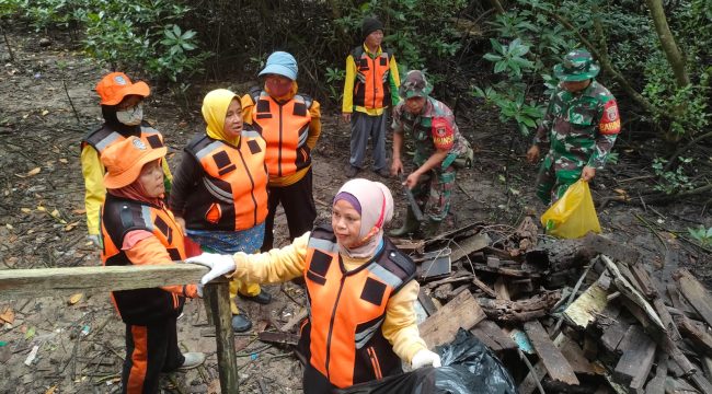 Situasi pembersihan di kawasan wisata Pantai Mangrove Berbas Pantai, Kecamatan Bontang Selatan. (Mirah Hayati/Jurnalpijar)