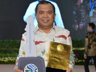 Wakil Wali Kota Bontang, Agus Haris usai menerima penghargaan dari Kementerian Lingkungan Hidup dan Kehutanan dalam Rapat Koordinasi Nasional (Rakornas) Pengelolaan Sampah 2026 yang digelar 25–26 Februari 2026 di Balai Kartini. (Istimewa)
