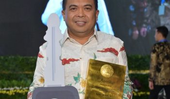 Wakil Wali Kota Bontang, Agus Haris usai menerima penghargaan dari Kementerian Lingkungan Hidup dan Kehutanan dalam Rapat Koordinasi Nasional (Rakornas) Pengelolaan Sampah 2026 yang digelar 25–26 Februari 2026 di Balai Kartini. (Istimewa)