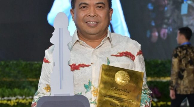 Wakil Wali Kota Bontang, Agus Haris usai menerima penghargaan dari Kementerian Lingkungan Hidup dan Kehutanan dalam Rapat Koordinasi Nasional (Rakornas) Pengelolaan Sampah 2026 yang digelar 25–26 Februari 2026 di Balai Kartini. (Istimewa)