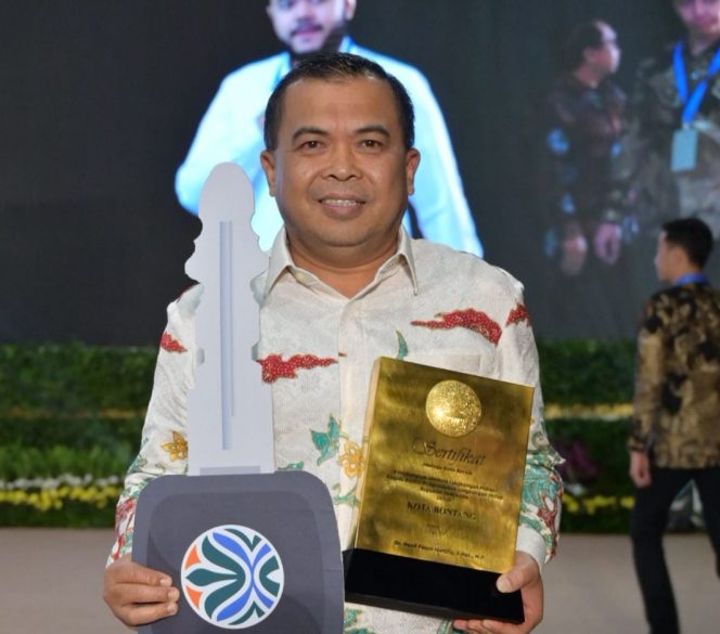 
					Wakil Wali Kota Bontang, Agus Haris usai menerima penghargaan dari Kementerian Lingkungan Hidup dan Kehutanan dalam Rapat Koordinasi Nasional (Rakornas) Pengelolaan Sampah 2026 yang digelar 25–26 Februari 2026 di Balai Kartini. (Istimewa)