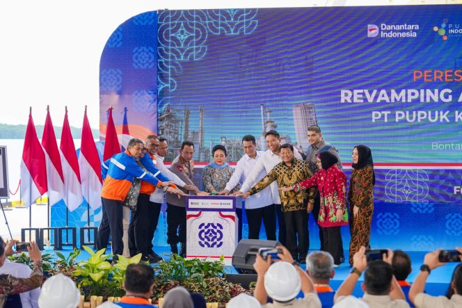 
					Peresmian Revamping Ammonia Pabrik-2 PT Pupuk Kaltim bersama Menteri Pertanian, Dirut PI Rahmad  Pribadi, Dirut Pupuk Kaltim Gusrizal. (Foto: Istimewa)