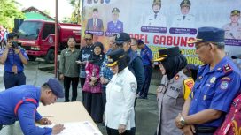 Petugas Disdamkartan Bontang saat menandatangani pakta integritas. (Istimewa/Diskominfo Bontang)