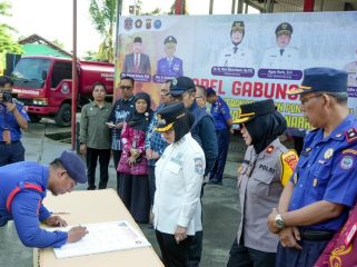 Petugas Disdamkartan Bontang saat menandatangani pakta integritas. (Istimewa/Diskominfo Bontang)