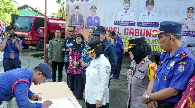 Petugas Disdamkartan Bontang saat menandatangani pakta integritas. (Istimewa/Diskominfo Bontang)