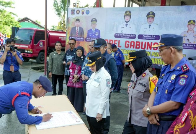 
					Petugas Disdamkartan Bontang saat menandatangani pakta integritas. (Istimewa/Diskominfo Bontang)