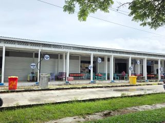 Lapak di Lapangan Bessai Berita atau Lang-Lang nampak sepi pengunjung. (Foto: Mirah/Jurnalpijar)