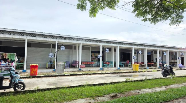 Lapak di Lapangan Bessai Berita atau Lang-Lang nampak sepi pengunjung. (Foto: Mirah/Jurnalpijar)