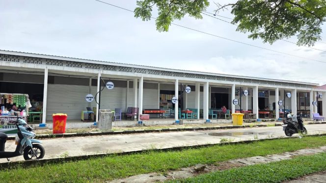 
					Lapak di Lapangan Bessai Berita atau Lang-Lang nampak sepi pengunjung. (Foto: Mirah/Jurnalpijar)