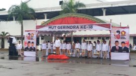 Ketua DPC Gerindra Bontang, Agus Haris, saat memimpin apel peringatan HUT Partai Gerindra ke-18 di Stadion Bessai Berinta. 