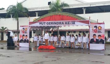 Ketua DPC Gerindra Bontang, Agus Haris, saat memimpin apel peringatan HUT Partai Gerindra ke-18 di Stadion Bessai Berinta. 
