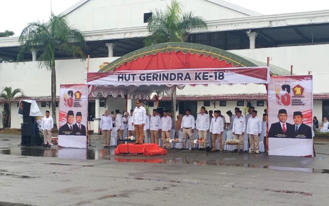 
					Ketua DPC Gerindra Bontang, Agus Haris, saat memimpin apel peringatan HUT Partai Gerindra ke-18 di Stadion Bessai Berinta. 