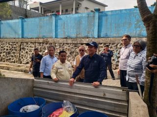 Menteri Lingkugan Hidup Indonesia, Hanif Faisol Nurofiq saat mengecek tempat pembuangan sampah di depan Rusunawa Loktuan. (Mirah Hayati/Jurnalpijar)