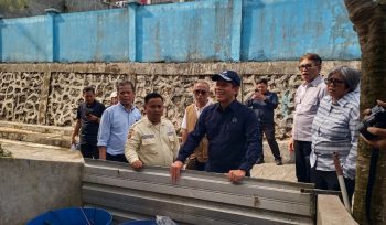 Menteri Lingkugan Hidup Indonesia, Hanif Faisol Nurofiq saat mengecek tempat pembuangan sampah di depan Rusunawa Loktuan. (Mirah Hayati/Jurnalpijar)