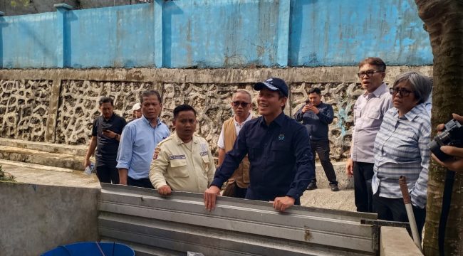 Menteri Lingkugan Hidup Indonesia, Hanif Faisol Nurofiq saat mengecek tempat pembuangan sampah di depan Rusunawa Loktuan. (Mirah Hayati/Jurnalpijar)