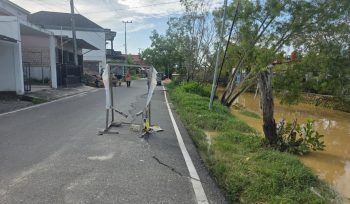 Kondisi Jalan Koi yang amblas. (Mirah Hayati/Jurnalpijar)