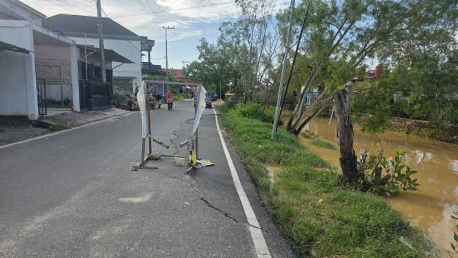 
					Kondisi Jalan Koi yang amblas. (Mirah Hayati/Jurnalpijar)