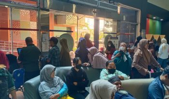 Tumpukan pasien yang mengantri di RSUD dari pagi karena sistem BPJS Kesehatan yang mengalami gangguan. (Mirah Hayati/Jurnalpijar)