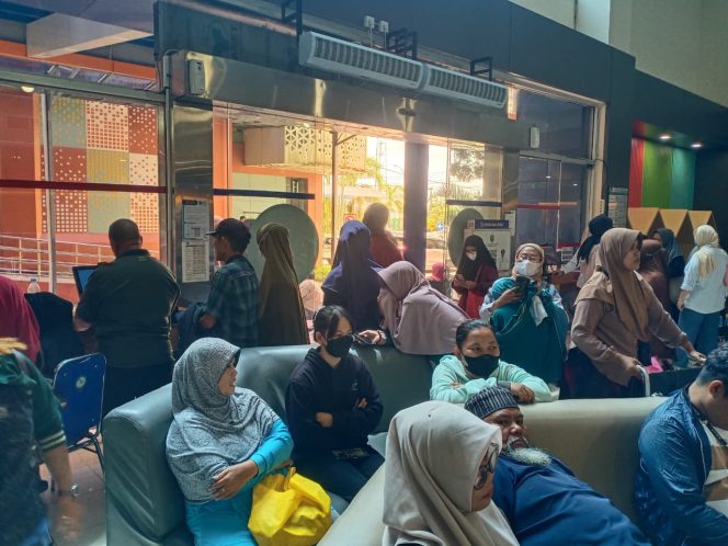 
					Tumpukan pasien yang mengantri di RSUD dari pagi karena sistem BPJS Kesehatan yang mengalami gangguan. (Mirah Hayati/Jurnalpijar)