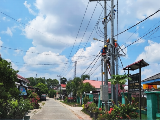 Penampakan tiang dan kabel listrik permukaan di wilayah Kota Bontang. 