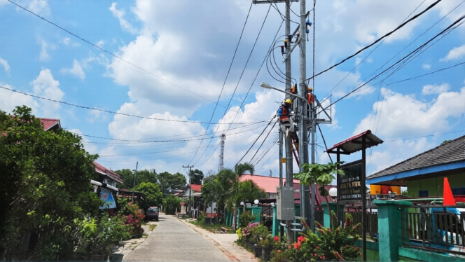 
					Penampakan tiang dan kabel listrik permukaan di wilayah Kota Bontang. 