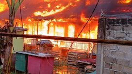 Kobaran api yang menghanguskan sejumlah bangunan di Gang Family jelang petang. (Foto: Istimewa)

