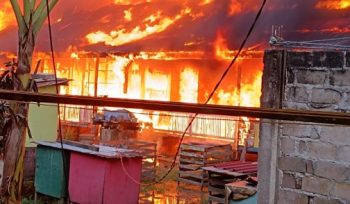 Kobaran api yang menghanguskan sejumlah bangunan di Gang Family jelang petang. (Foto: Istimewa)

