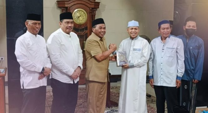
					Pemkot Bontang Wakafkan 90 Al-Quran Kepada Masjid Baitul Muttaqin