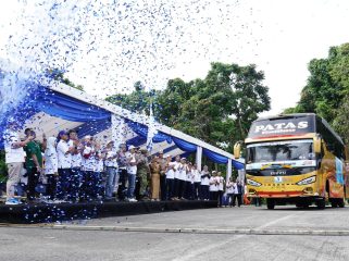 Suasana pelepasan ratusan pemudik yabg diberangkatkan melalui program mudik gratis yang difasilitasi PT Pupuk Kalimantan Timur (PKT). (Istimewa)