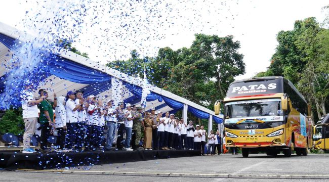Suasana pelepasan ratusan pemudik yabg diberangkatkan melalui program mudik gratis yang difasilitasi PT Pupuk Kalimantan Timur (PKT). (Istimewa)