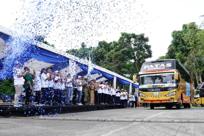 
					Suasana pelepasan ratusan pemudik yabg diberangkatkan melalui program mudik gratis yang difasilitasi PT Pupuk Kalimantan Timur (PKT). (Istimewa)