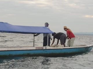 Proses evakuasi tiga pemancing yang terombang-ambing di tengah laut setelah kapal yang mereka gunakan mengalami mati mesin. (Istimewa)