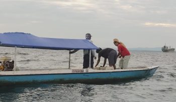 Proses evakuasi tiga pemancing yang terombang-ambing di tengah laut setelah kapal yang mereka gunakan mengalami mati mesin. (Istimewa)