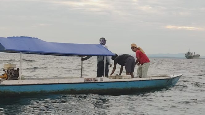 
					Proses evakuasi tiga pemancing yang terombang-ambing di tengah laut setelah kapal yang mereka gunakan mengalami mati mesin. (Istimewa)