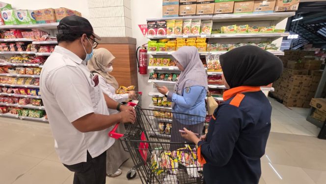 
					Situasi saat pengecekan prodak tanpa izin edar, kedaluwarsa, hingga kemasan rusak di Era Fresh. (Mirah Hayati/Jurnalpijar)