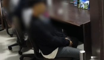 Situasi dua pasaangan yang terjaring razia diintograsi oleh Satpol PP. (Istimewa)