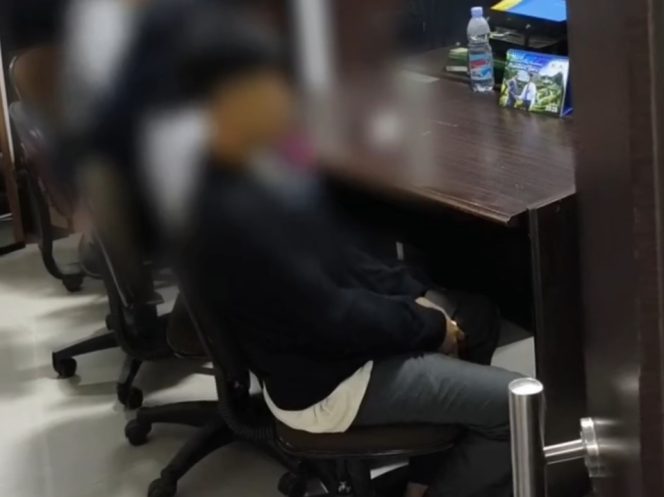 
					Situasi dua pasaangan yang terjaring razia diintograsi oleh Satpol PP. (Istimewa)