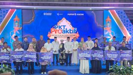 Foto rombongan Wali Kota Bontang beserta manajemen PKT dan perwakilan penerima bantuan. (Mirah Hayati/Jurnalpijar)