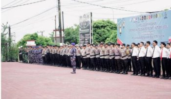 Seluruh petugas operasi ketupat saat melakukan apel. (Istimewa)