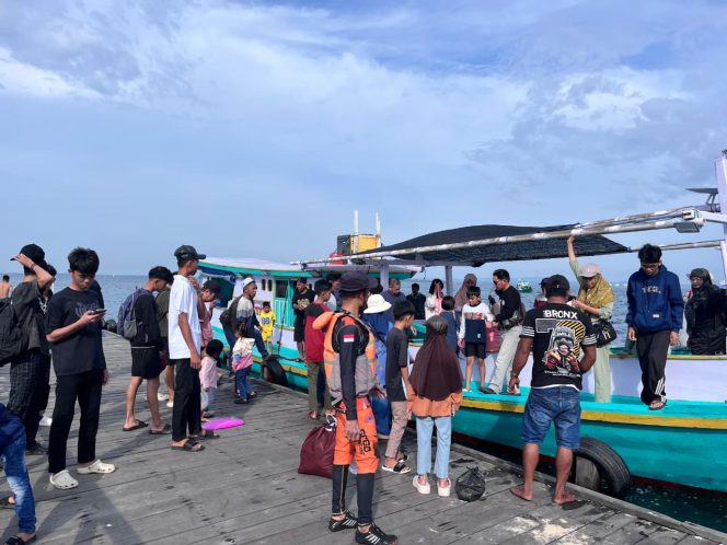 
					Suasana padat pengunjung Pulau Beras Basah. (Istimewa/Dok.BPBD)