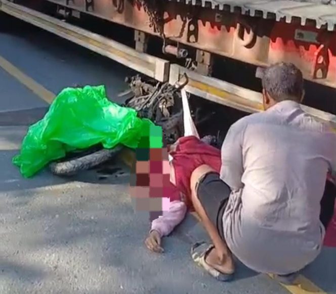 
					Situasi korban terkapar usai menabrak truk trailer. (Istimewa)