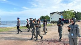 Aktivitas pengamanan petugas di Pantai Kenyamukan Sangatta. 