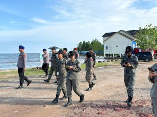 Aktivitas pengamanan petugas di Pantai Kenyamukan Sangatta. 