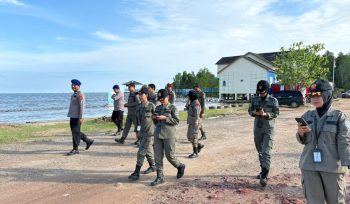 Aktivitas pengamanan petugas di Pantai Kenyamukan Sangatta. 