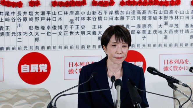 
					Foto: Perdana Menteri Jepang Sanae Takaichi, pemimpin Partai Demokrat Liberal (LDP) yang berkuasa, saat wawancara dengan media lokal di depan papan yang menampilkan nama-nama kandidat LDP, di markas besar LDP pada hari pemilihan umum di Tokyo, Jepang, 8 Februari 2026. (REUTERS/Kim Kyung-Hoon)